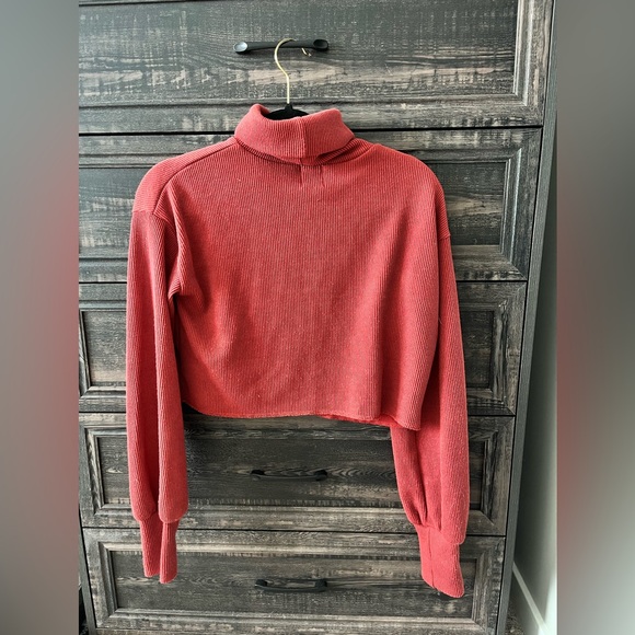 Princess Polly Cropped Turtleneck sweater size 4 - Picture 3 of 5